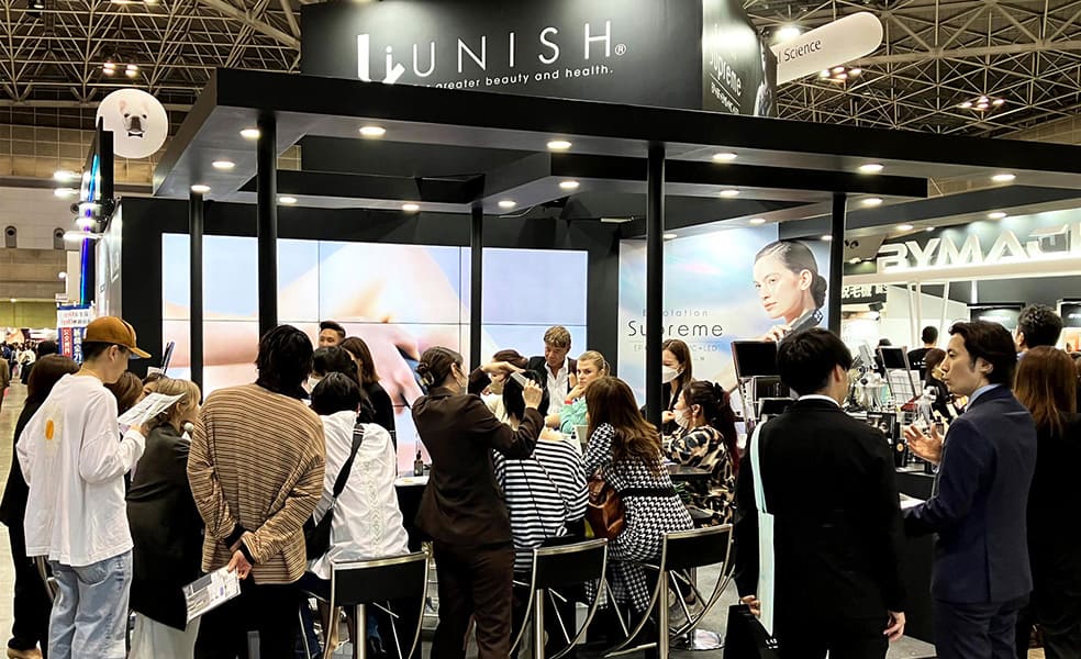 『ビューティーワールドジャパンTOKYO2023』のユニッシュブース内での施術の様子