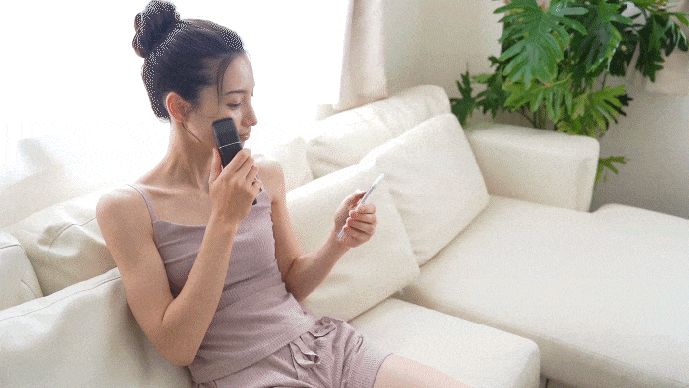 右頬にイーポレーション・シュプリームを使用している女性