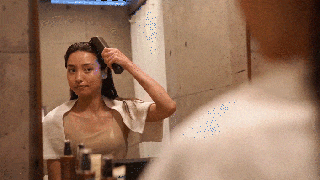 頭部にイーポレーション・シュプリームを使用している女性